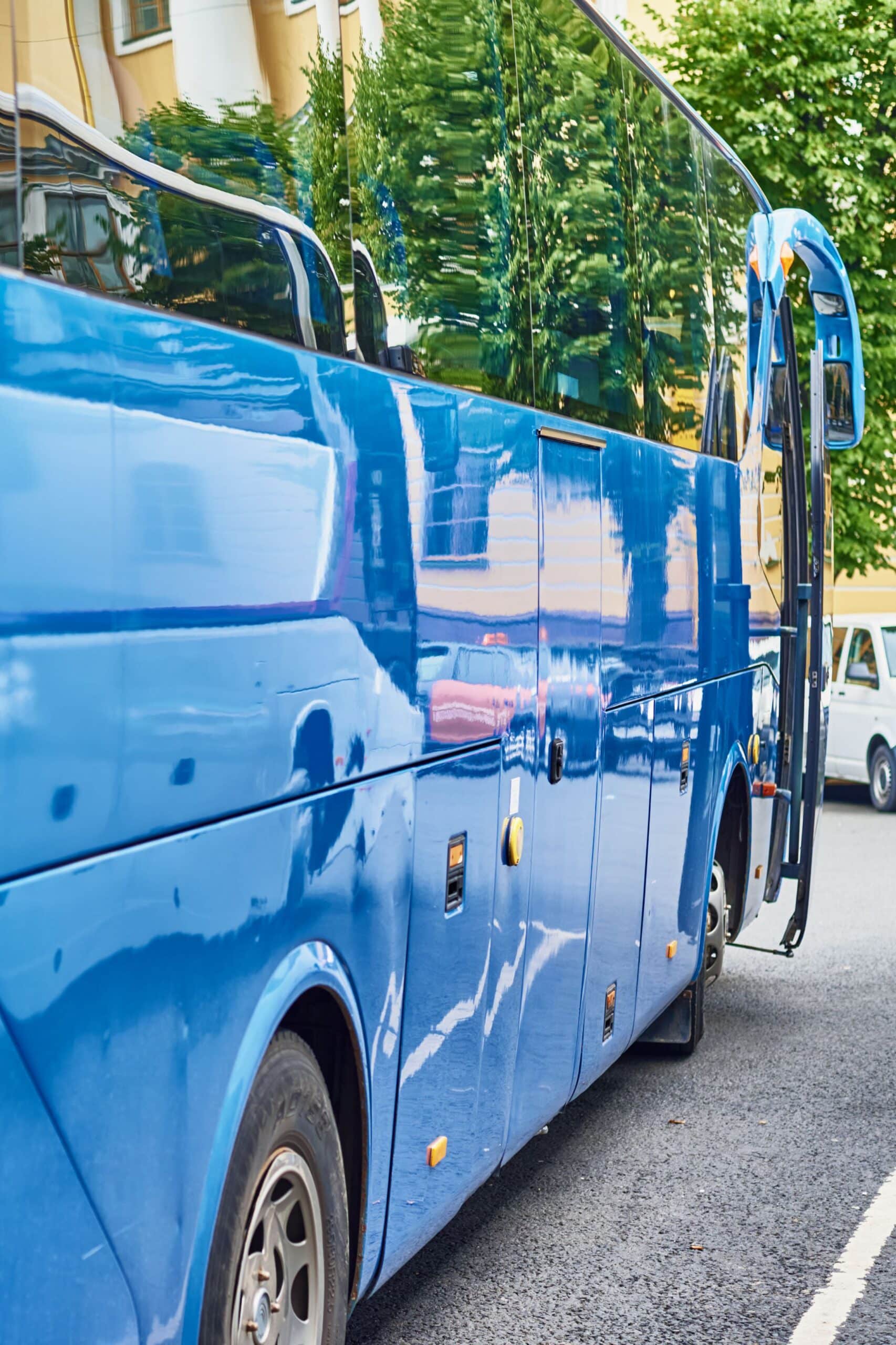 Reisebus mit Straßenschmutz