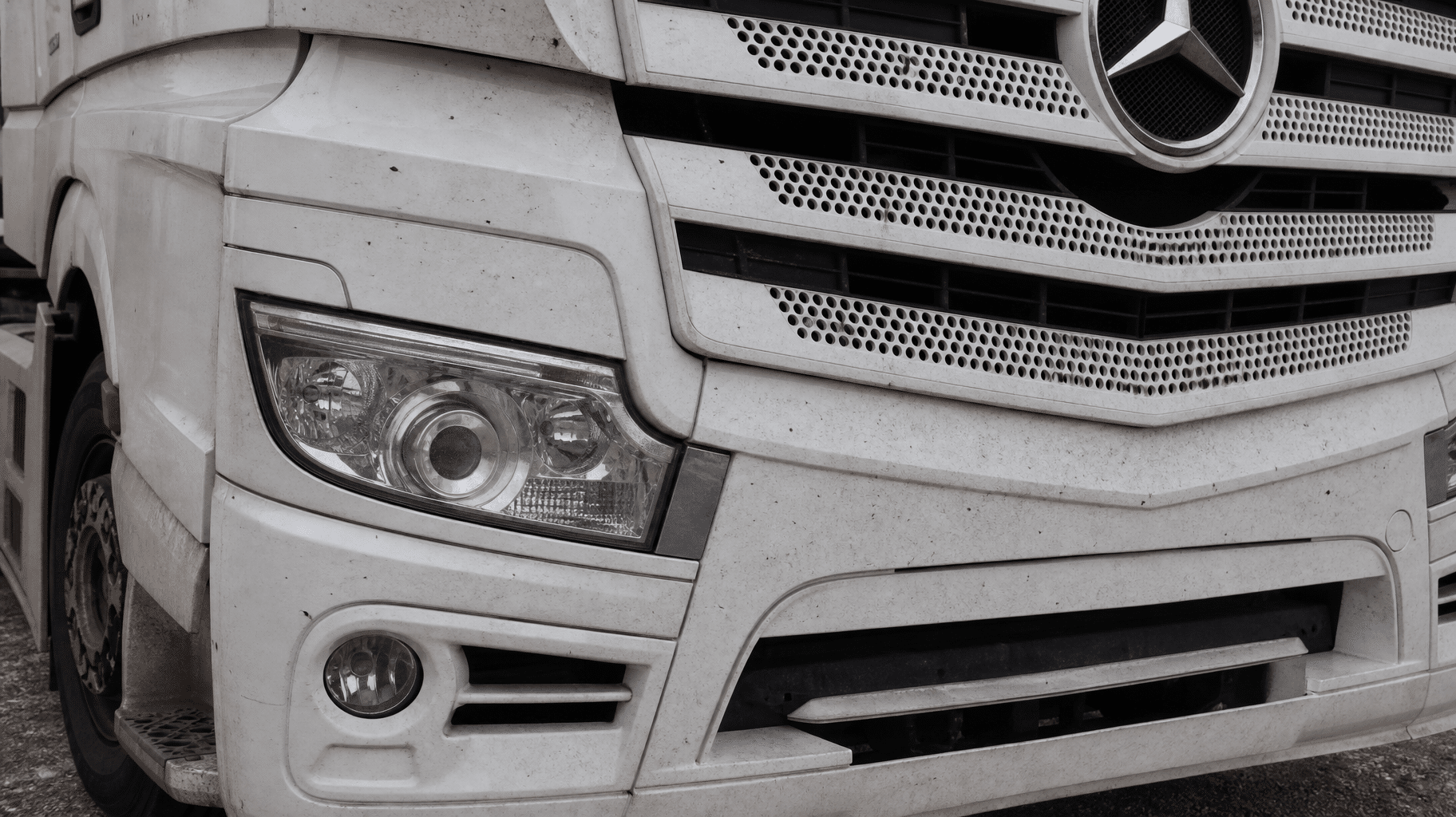 Lkw-Front mit Straßenfilm und Insekten vor der Reinigung